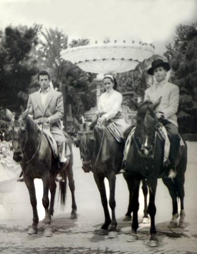 A la derecha, Francisco Pérez Castro; en el centro, María Dolores Pérez Pérez, nieta de Jerónimo Pérez, dueño de Santa Isabel; a su derecha, un amigo de Francisco. Fuente: María Dolores Pérez.