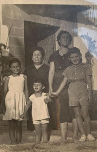 Foto realizada en la puerta de Santa Isabel en el verano de 1959. En ella aparecen: a la derecha, Rafaela Pérez Castro con su hijo Jerónimo; a su derecha la casera de la finca y delante, Ricardo y Mari Cruz, hijos de Rafaela. Fuente: Ricardo García Pérez.