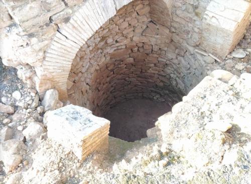 Pozo con anillo y bóveda de adobe con el que se regaba el jardín de Santa Isabel. Foto: Enrique Pérez Jiménez.