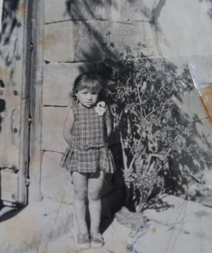 La hija pequeña de Micaela, Carmen Lozano, vivió en Santa Isabel y asistió a la escuela de Los Mártires. La foto está realizada, probablemente hacia 1967, en la puerta de la casería. Fuente: Alfonsa Lozano Galán.