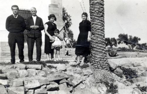 En esta foto realizada hacia 1956 en el patín de Santa Isabel aparecen de izquierda a derecha: Alfonso Pérez Castro, su padre Jerónimo dueño de la finca, Rosario Jiménez, esposa de Pepe Pérez, con su hija Inés y Ángela Pérez Castro, junto a la palmera. Fuente: Enrique Pérez Jiménez.