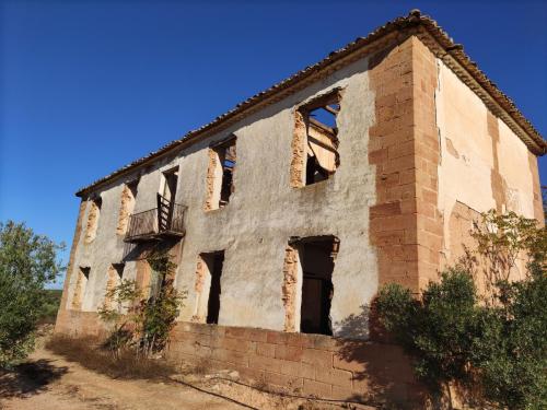 Estado actual de Santa Isabel. Destaca el perfecto reforzamiento de los muros del edificio con sillares esquineros de perfecta factura. Foto: Manuel Perales.